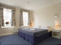 A twin room at Kingland Hotel