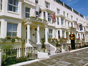 The traditional facade of the Comfort Inn Kensington