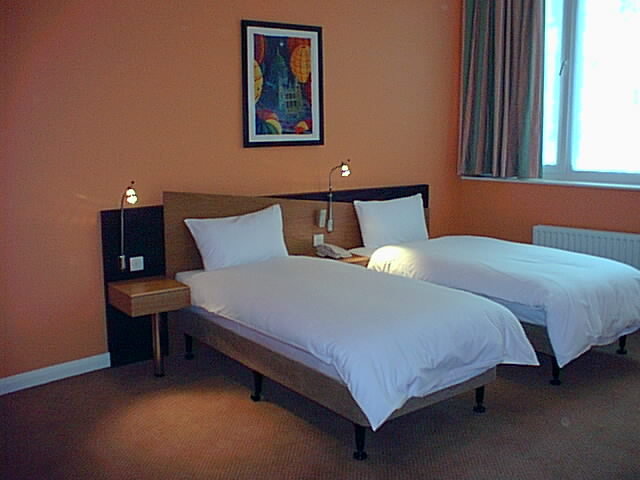 A twin room at Comfort Inn London