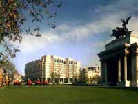 The hotel overlooks Buckingham palace